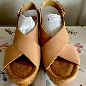 CL Laundry wedge sandal tan size 8